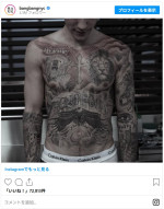 ジャスティン・ビーバー、上半身にほぼ隙間なく描かれたタトゥー　※タトゥー・ピアス店「Bang Bang Tattoo」インスタグラム（＠bangbangnyc）