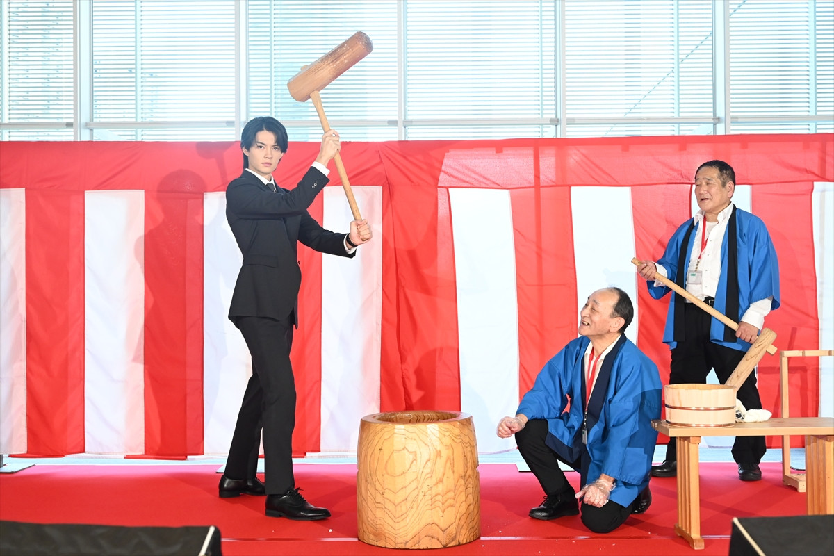 松嶋菜々子、約10kgの杵で餅つき　「全然大丈夫」と余裕の表情