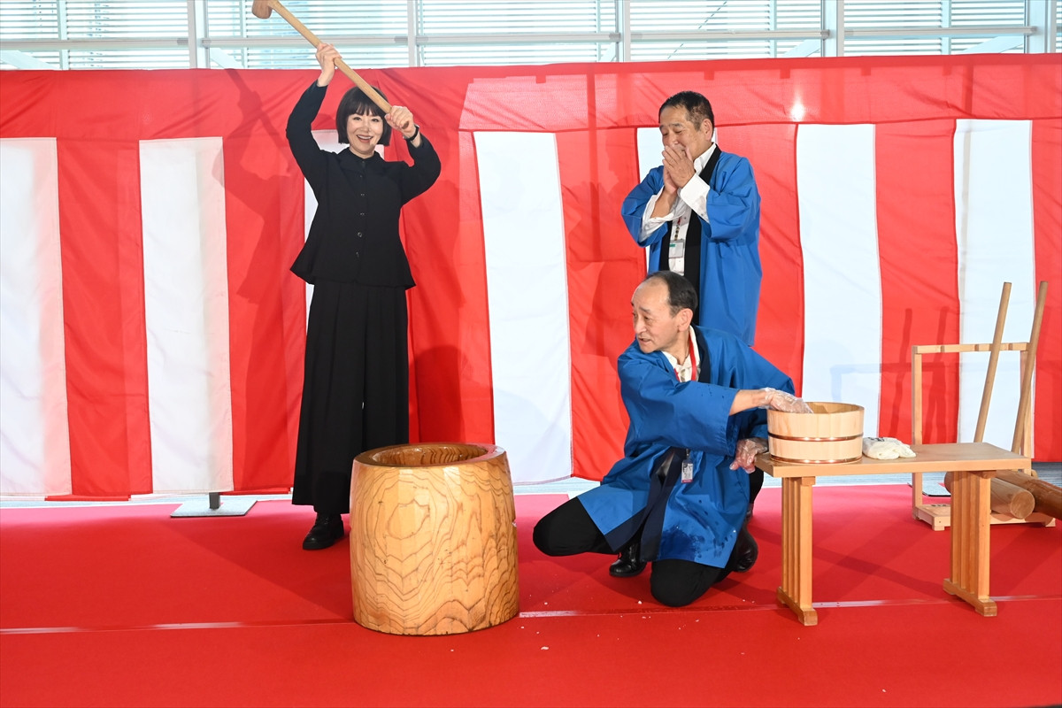 松嶋菜々子、約10kgの杵で餅つき　「全然大丈夫」と余裕の表情