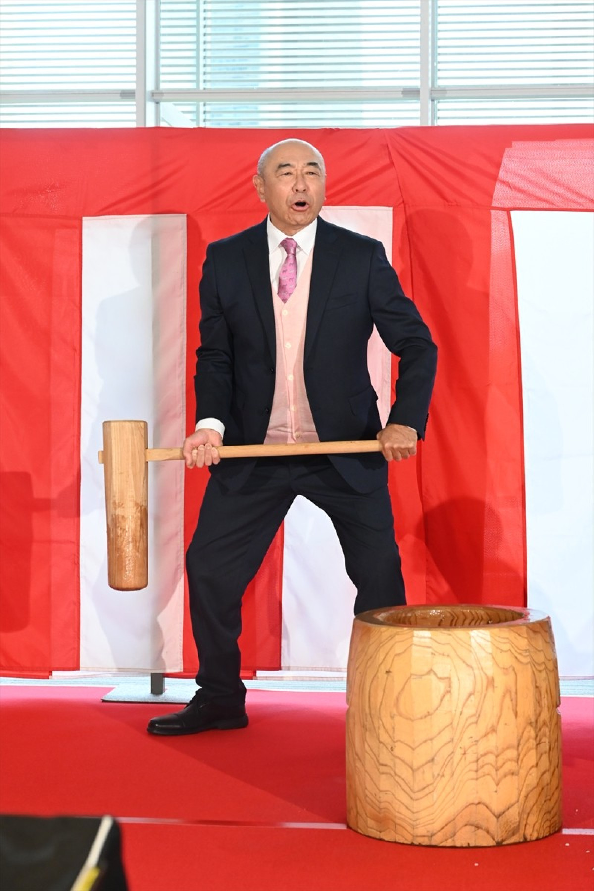 松嶋菜々子、約10kgの杵で餅つき　「全然大丈夫」と余裕の表情