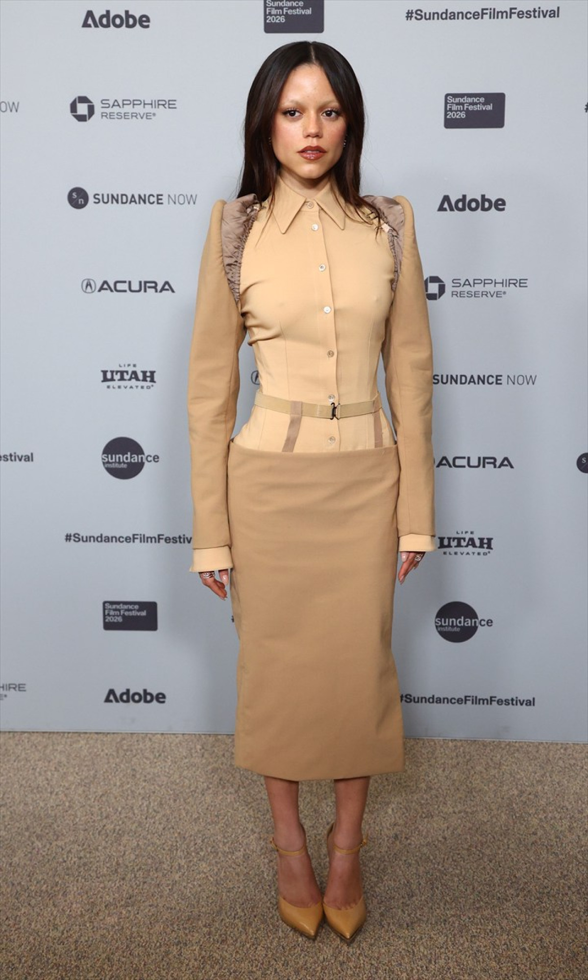 眉ブリーチに透明ポンチョ、抗議バッジ…サンダンス映画祭で視線を集めた三者三様ルック