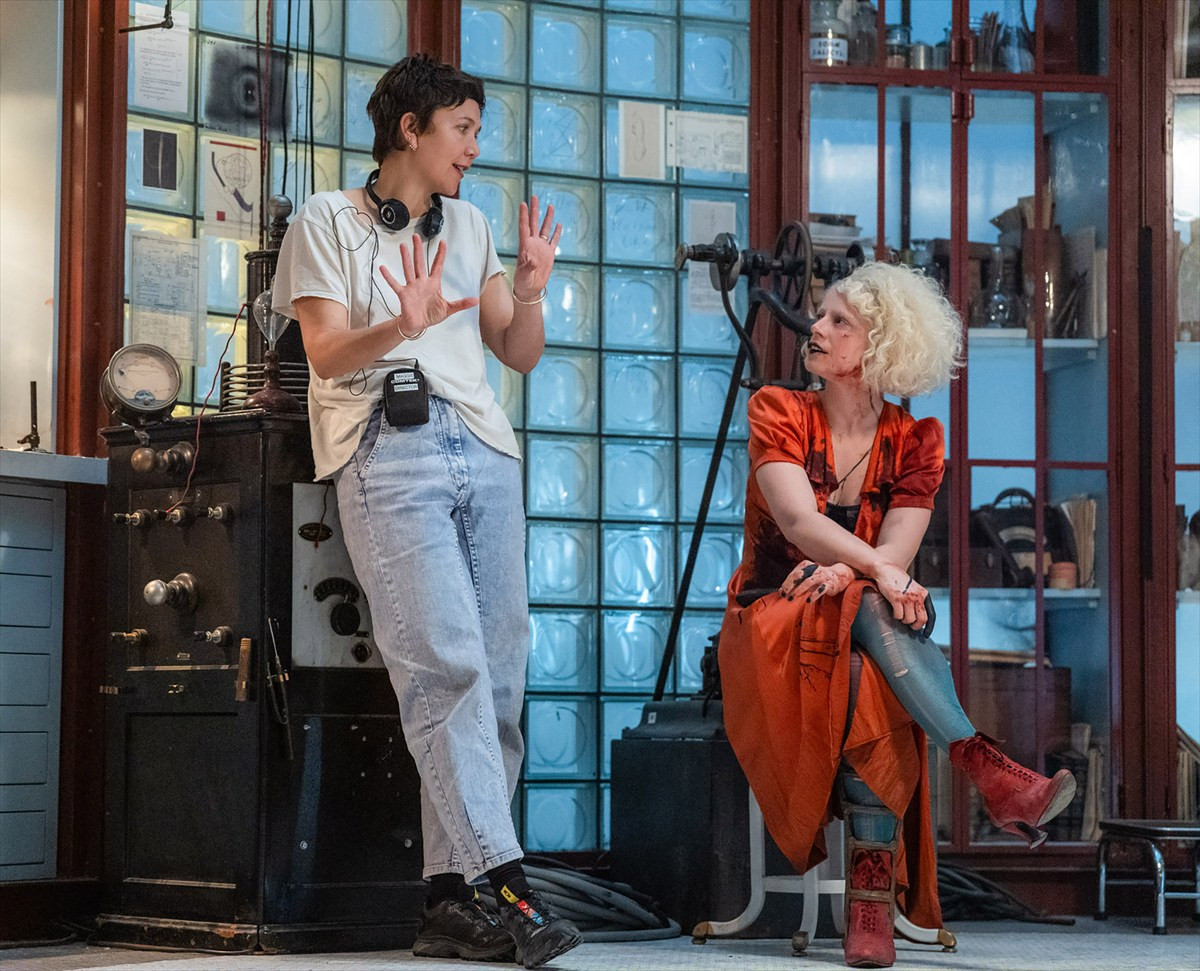 愛と破壊の痛快ハネムーンエンタテインメント『ザ・ブライド！』、新場面写真＆ジェシー×マギー監督の胸熱オフショットが到着