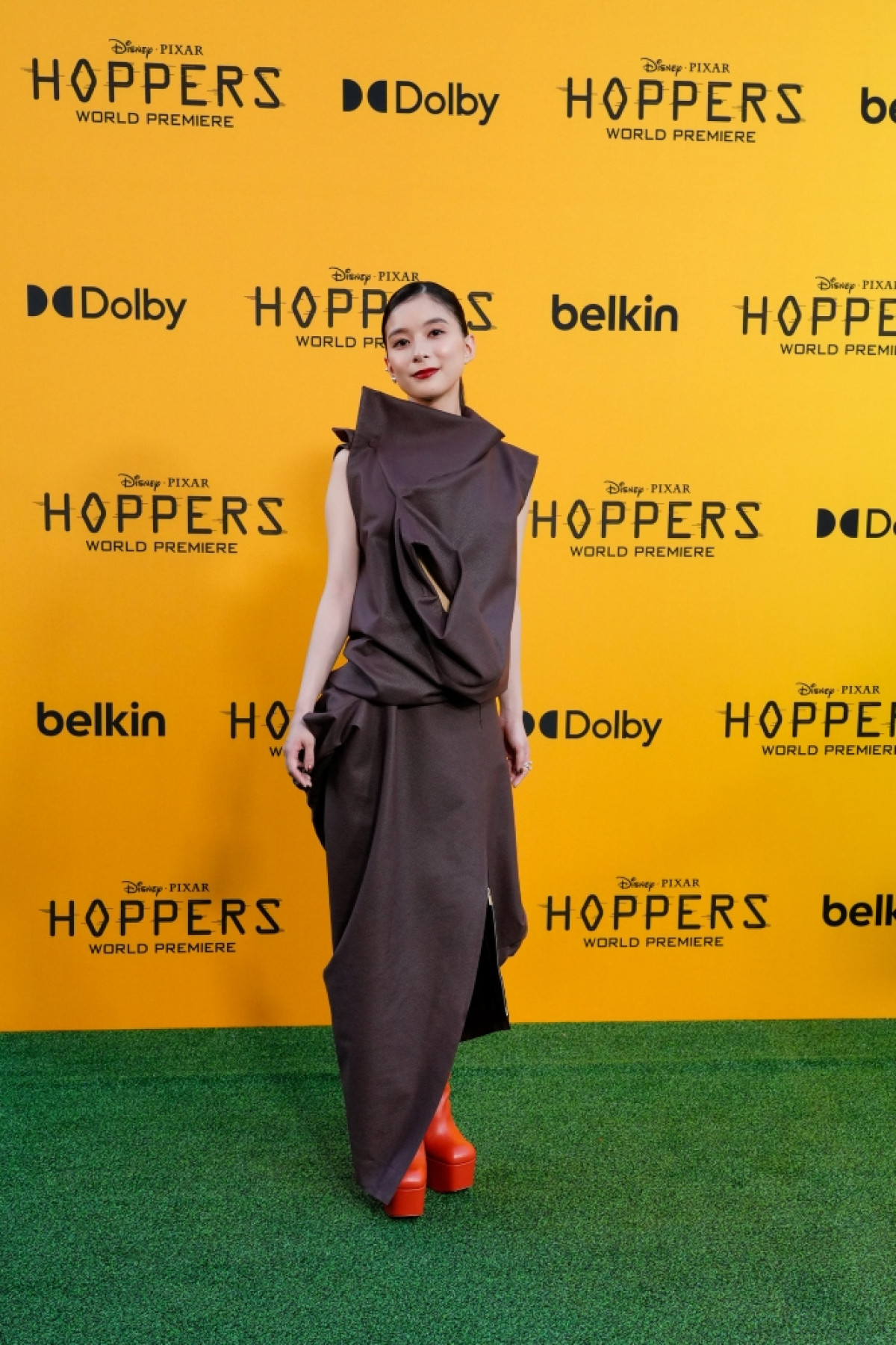 芳根京子、ユニークなブラウンドレス姿で登場　『私がビーバーになる時』ワールドプレミア初参加