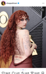 グラミー賞で話題騒然となったドレス姿　※「チャペル・ローン」インスタグラム