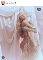 パリス・ヒルトン、45歳の誕生日を“生まれたままの姿”でお祝い　※「パリス・ヒルトン」Instagram