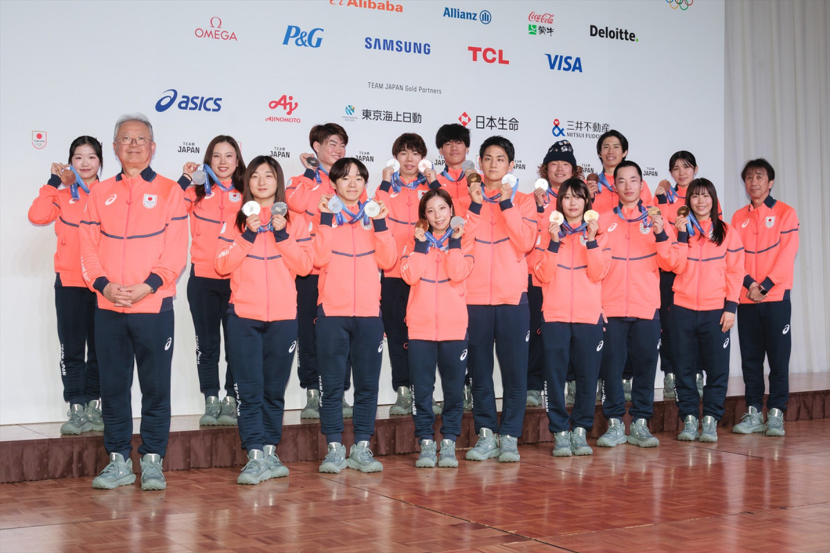 “りくりゅう”三浦璃来＆木原龍一「しばらくは好きなものを食べたい」　激闘終えメダリストたちが帰国