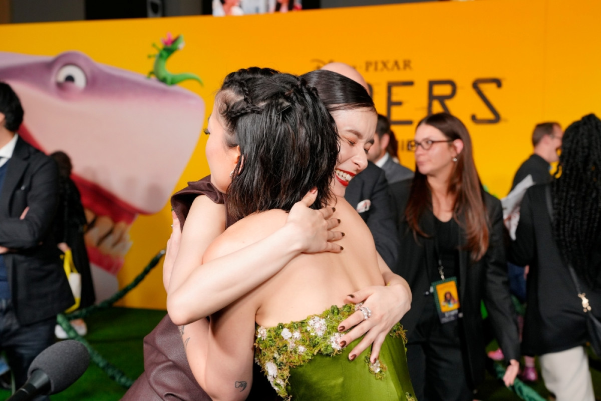 芳根京子、ユニークなブラウンドレス姿で登場　『私がビーバーになる時』ワールドプレミア初参加