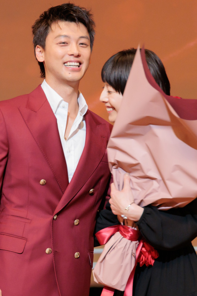 「第50回エランドール賞」授賞式に登壇した（左から）竹内涼真、夏帆