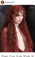 グラミー賞で話題騒然となったドレス姿　※「チャペル・ローン」インスタグラム