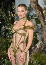 マーゴット・ロビー、人毛で作られた衝撃のネイキッドドレスで『嵐が丘』プレミアに登場