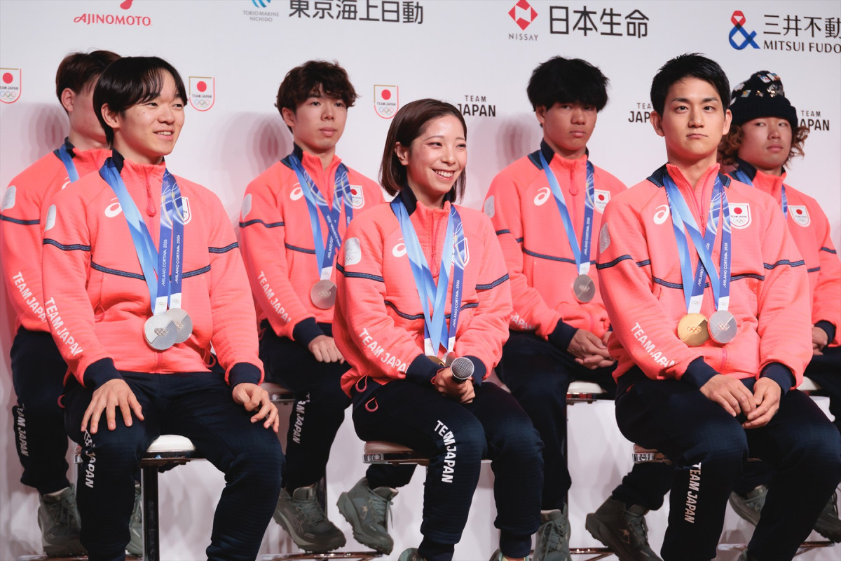 “りくりゅう”三浦璃来＆木原龍一「しばらくは好きなものを食べたい」　激闘終えメダリストたちが帰国