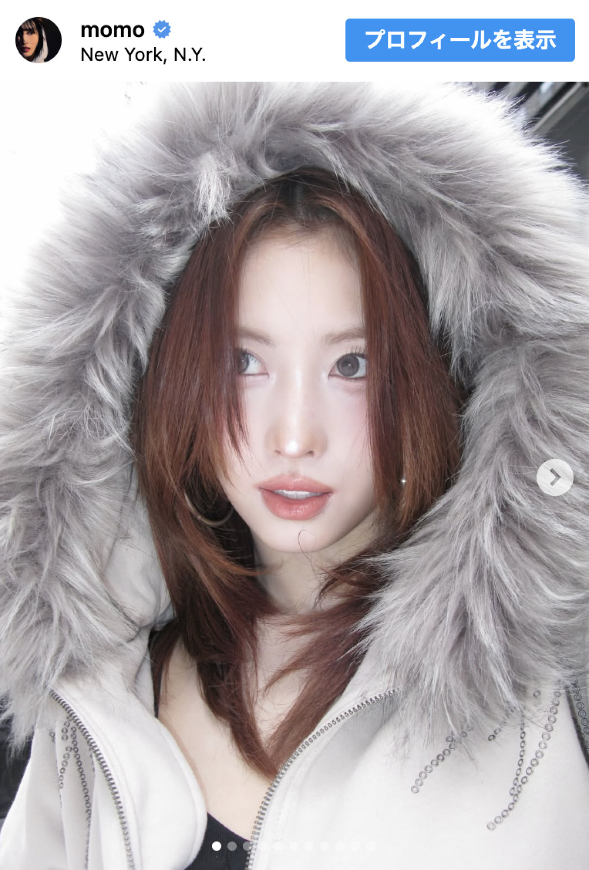 TWICE MOMO、仰天ファッションで街をかっ歩　※「TWICE・MOMO」インスタグラム