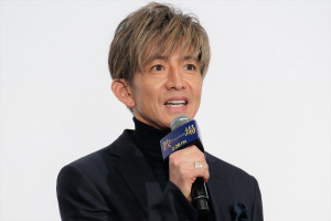 木村拓哉、『教場』舞台あいさつでポップコーン配るサプライズ　急接近に歓声