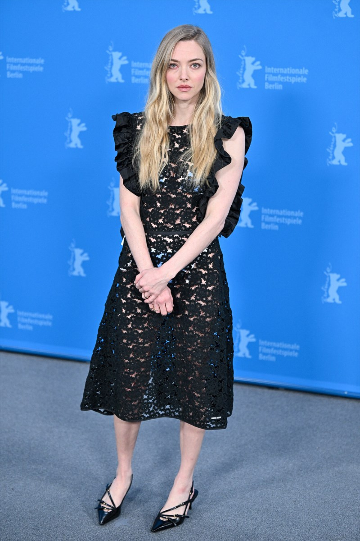 アマンダ・サイフリッド、ネイキッドルック＆美しいプリンセスドレスでベルリンを魅了