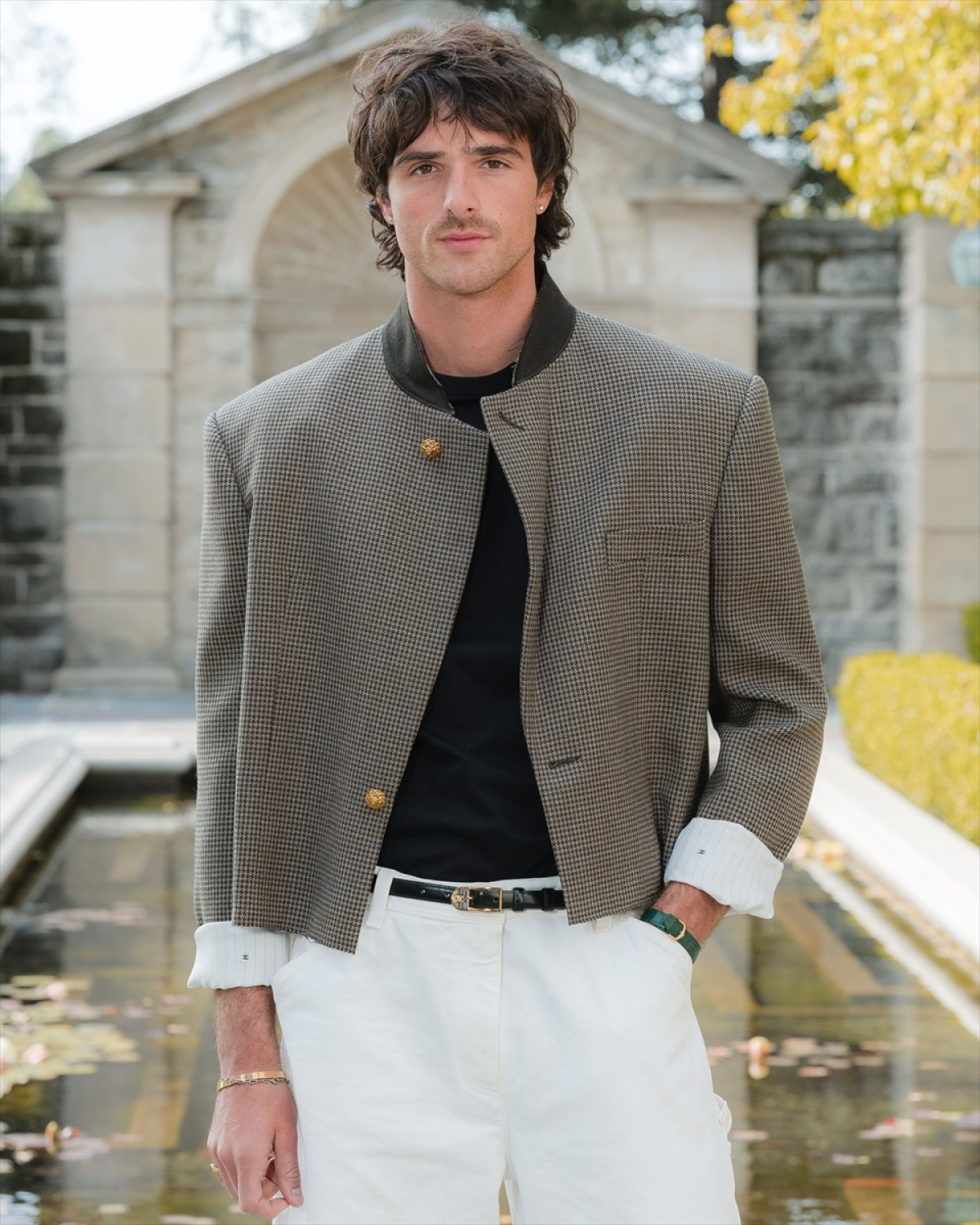 マーゴット・ロビー、赤いレザーのミニドレスで美脚を惜しみなく披露