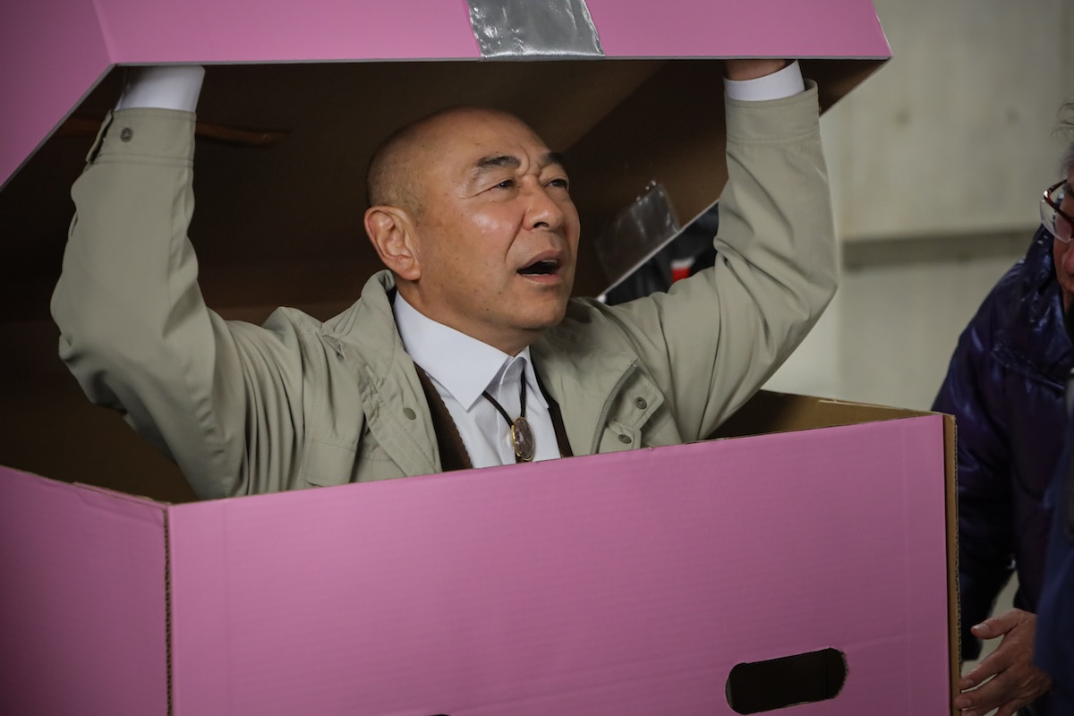 『おコメの女』「隠れて!!」“笹野”佐野勇斗、渾身の“仕掛け”にツッコミ続々「原始的すぎてwww」「忍者屋敷かよ」