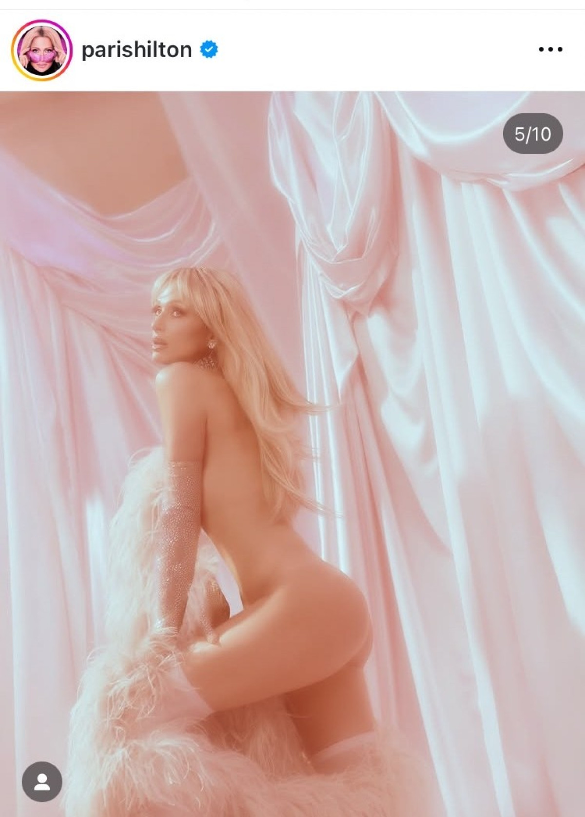 パリス・ヒルトン、45歳の誕生日を“生まれたままの姿”でお祝い