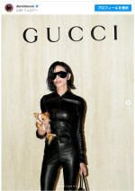 デミ・ムーア、イメージ一新のボブヘアで愛犬とともにグッチのショーに来場　※「デミ・ムーア」Instagram