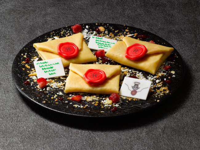 ハリポタ『賢者の石』の名場面にちなんだメニューが登場！ 「入学許可証のクレープ」など期間限定で〈スタジオツアー東京〉