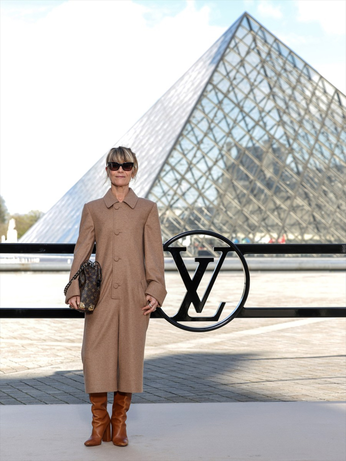 アナ・デ・アルマス、ルイ・ヴィトンのショーでキュートなメガネ姿披露　中条あやみ&BLACKPINKリサらも来場