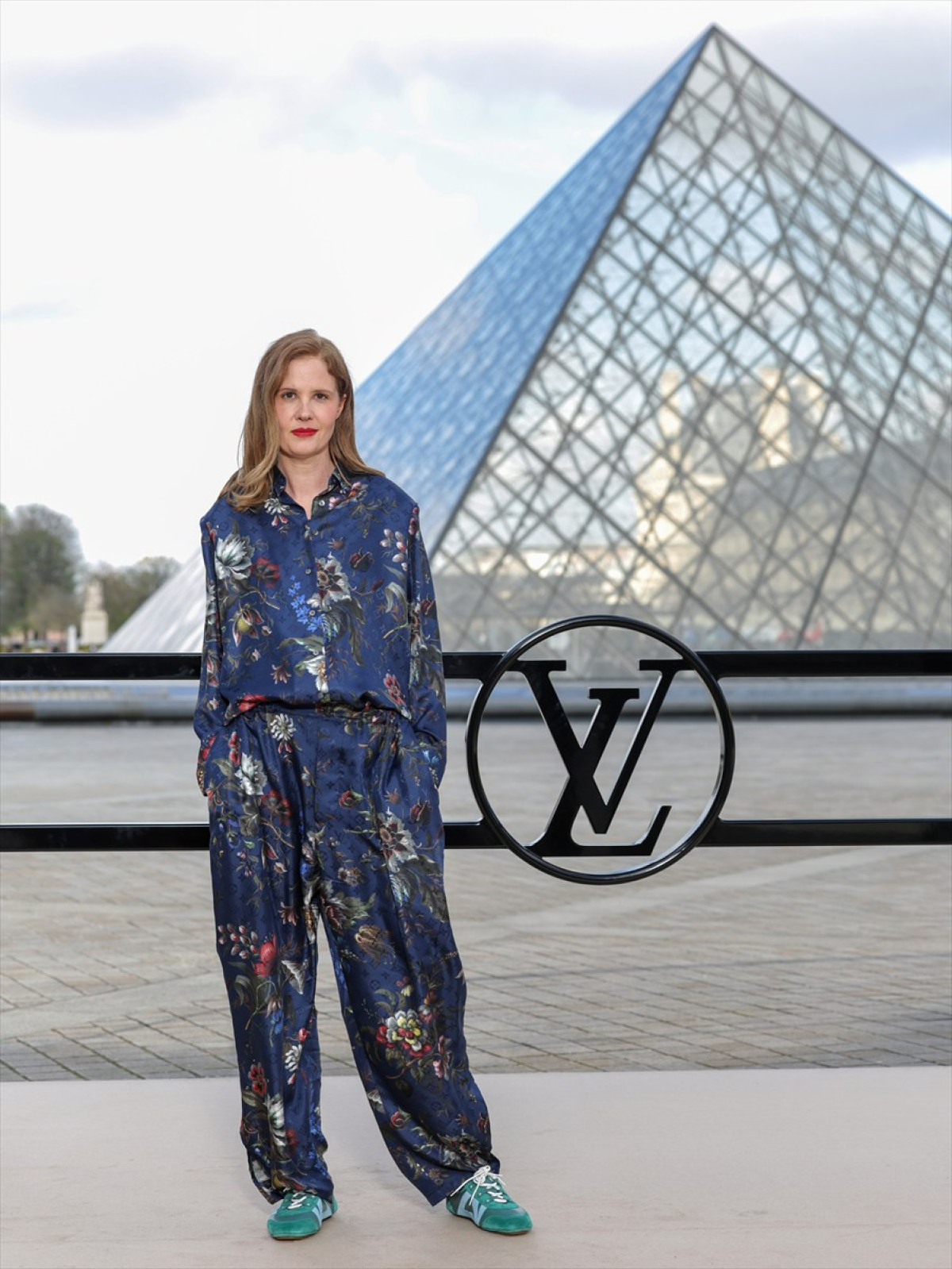 アナ・デ・アルマス、ルイ・ヴィトンのショーでキュートなメガネ姿披露　中条あやみ&BLACKPINKリサらも来場