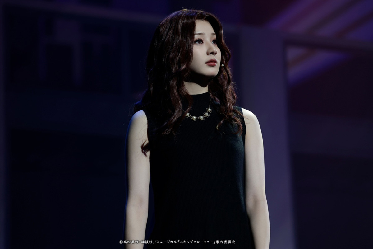 清水美依紗×吉高志音W主演ミュージカル『スキップとローファー』舞台写真到着　キャストメッセージも