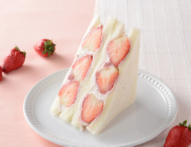 「ローソン」に“いちご”スイーツが集結！　「ICHIBIKO」監修3．5個分のいちごを使った贅沢サンドなど登場