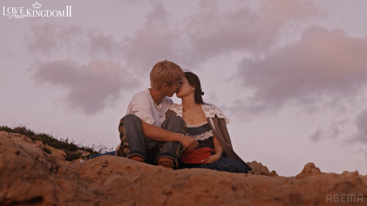 元AKB48美女を押し倒しキス…情熱的な展開に霜降りせいやも大興奮「あかん、あかん」