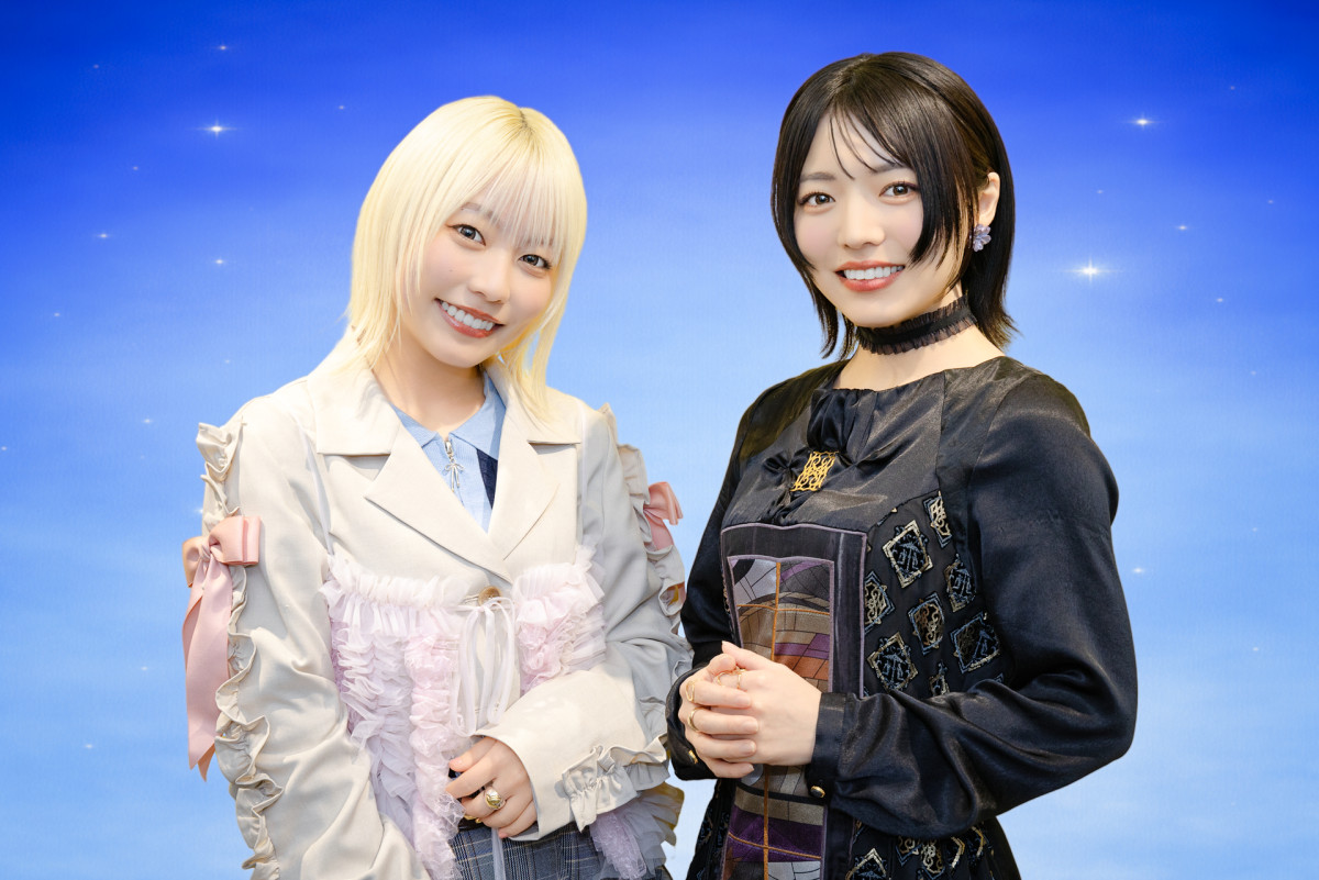 テレビアニメ『黒猫と魔女の教室』インタビューより（左から）本渡楓、和泉風花