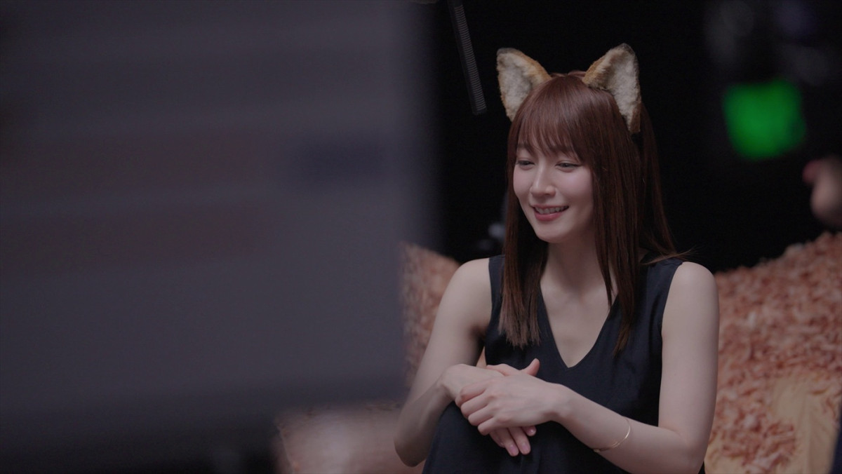 吉岡里帆が約4年ぶりに“どんぎつね”に！　黒ドレスで鰹節に溺れる「日清のどん兵衛」新CM公開