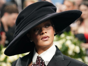 リアーナ、在宅中の自宅を35歳女性に銃撃される