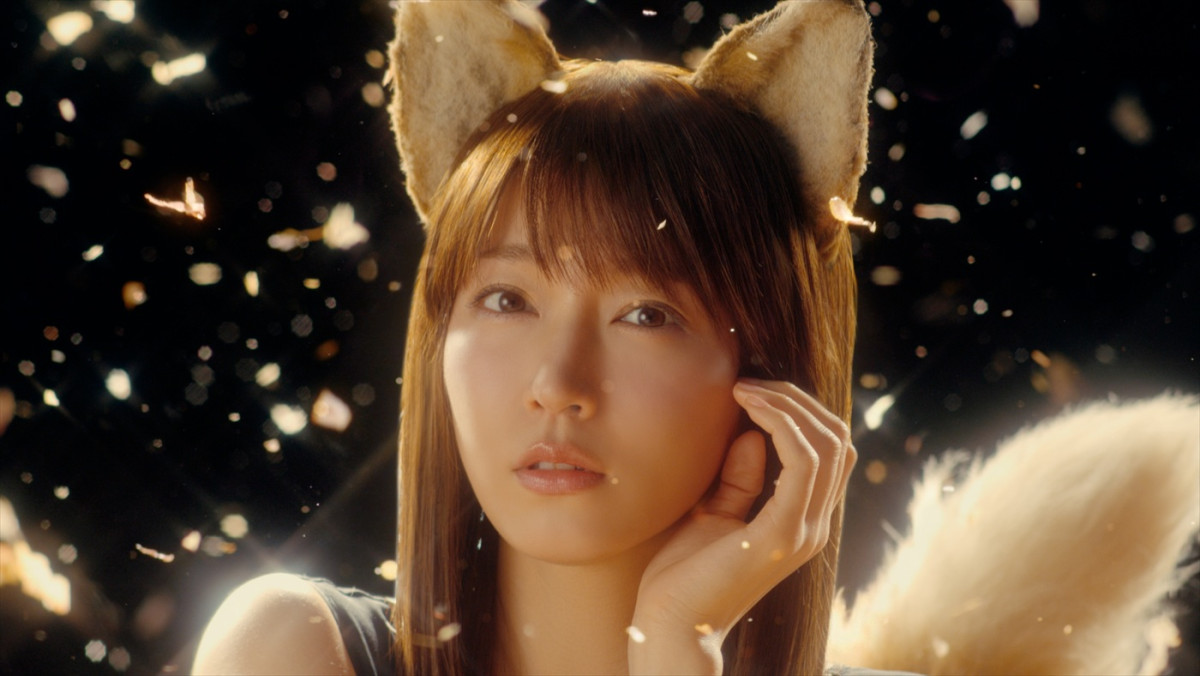 吉岡里帆が約4年ぶりに“どんぎつね”に！　黒ドレスで鰹節に溺れる「日清のどん兵衛」新CM公開