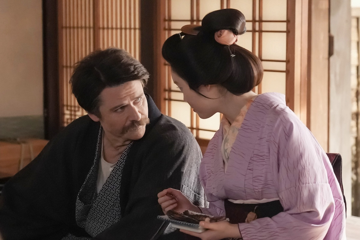 明日の『ばけばけ』“トキ”高石あかり＆“ヘブン”トミー・バストウ、夕陽を眺めながら語り合う