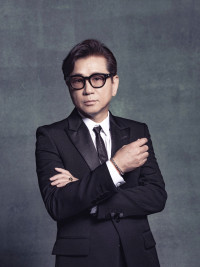 ドラマ『コンビニ兄弟 テンダネス門司港こがね村店』主題歌を歌う藤井フミヤ
