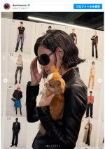 デミ・ムーア、イメージ一新のボブヘアで愛犬とともにグッチのショーに来場　※「デミ・ムーア」Instagram