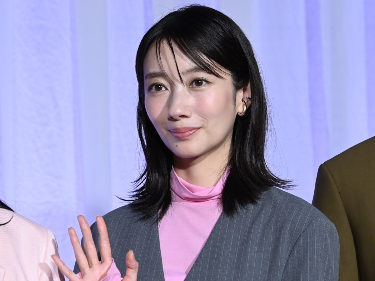 麻生久美子、波瑠に“差し入れ”をしまくる　その理由とは　