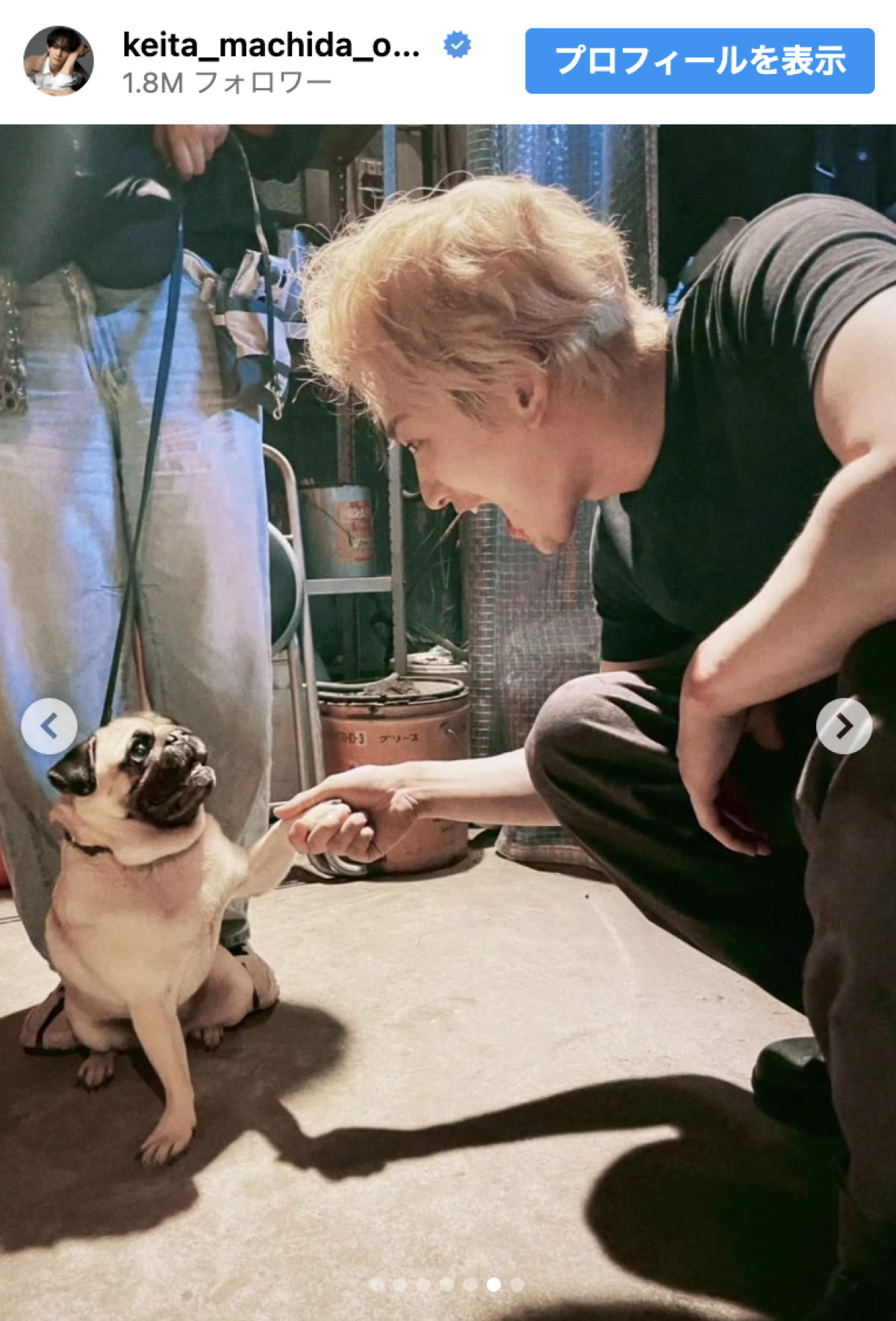 人気イケメン俳優、ごりごりタトゥー姿　“愛犬”と戯れるギャップに「メロメロな表情がいい」