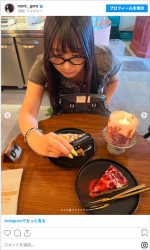 椚マイカ、パッツパツのデニムコーデ　※「椚マイカ」Instagram