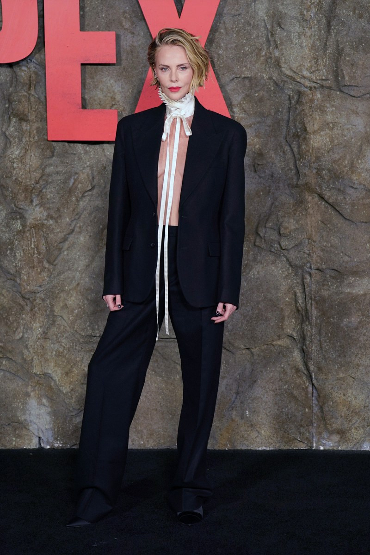 シャーリーズ・セロン、トップレスにジャケットを羽織った大胆コーデ披露