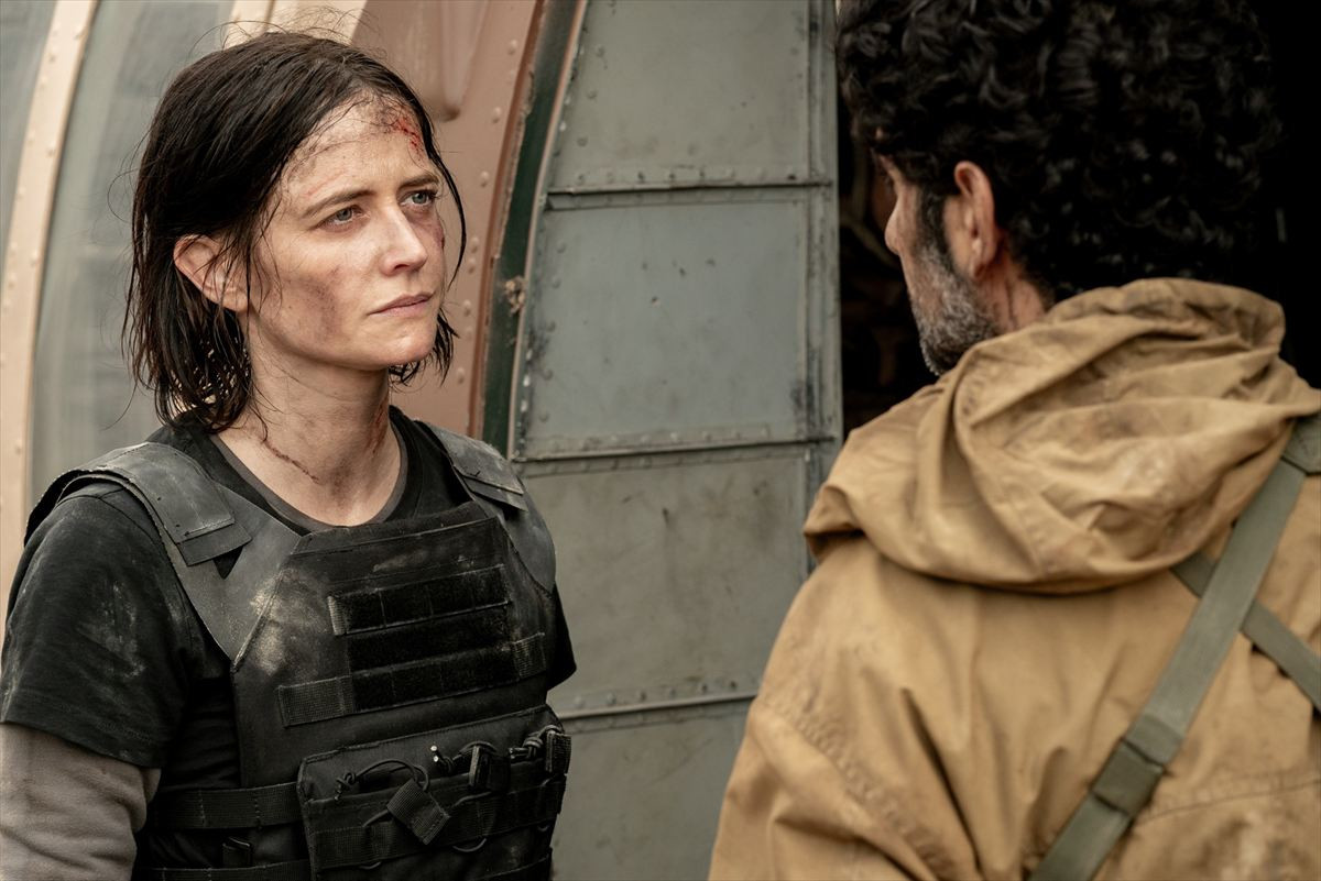 『ダーティ・エンジェルズ』地獄の戦場で見せたエヴァ・グリ―ンの新境地　場面写真解禁