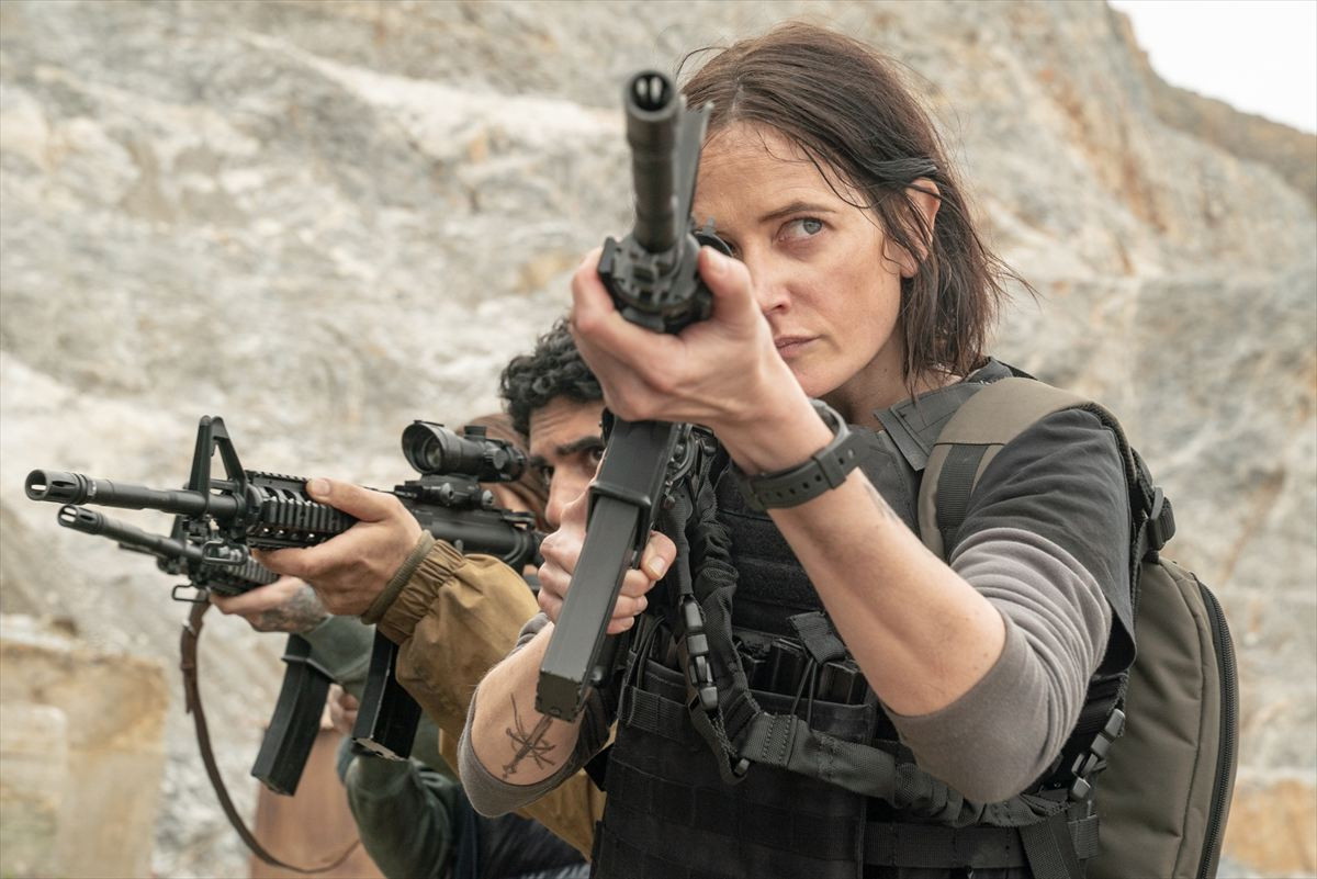 『ダーティ・エンジェルズ』地獄の戦場で見せたエヴァ・グリ―ンの新境地　場面写真解禁