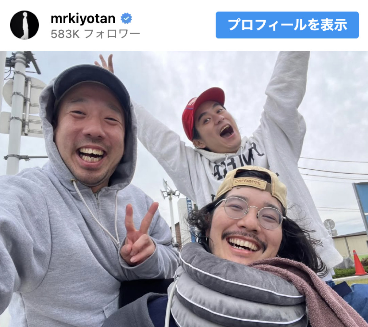 清原翔の後ろで笑うモデルの山下涼平　※「清原翔」Instagram