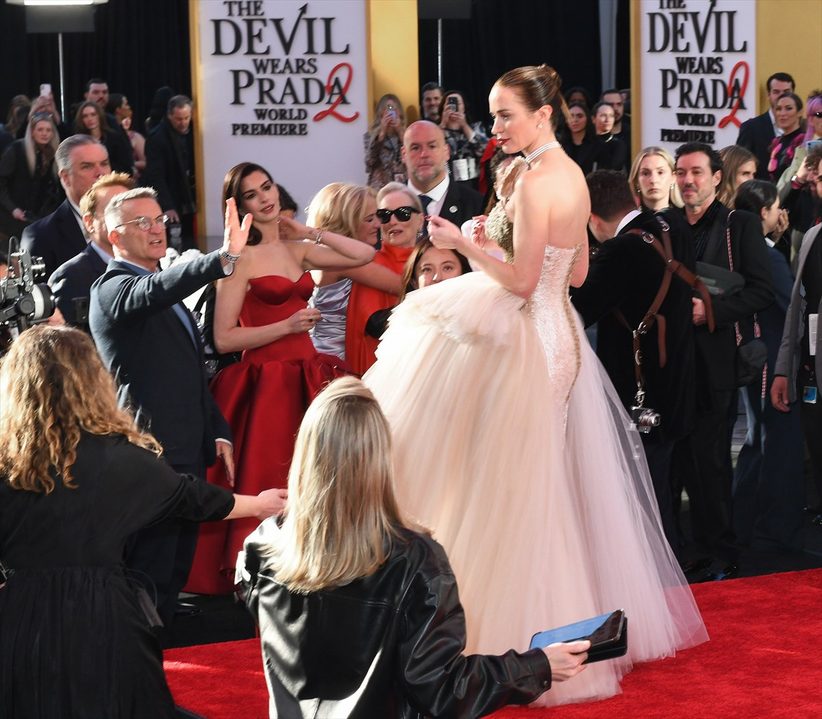 メリル・ストリープ、エミリー・ブラントのドレスを『プラダを着た悪魔』ミランダ風にチェックする姿が話題