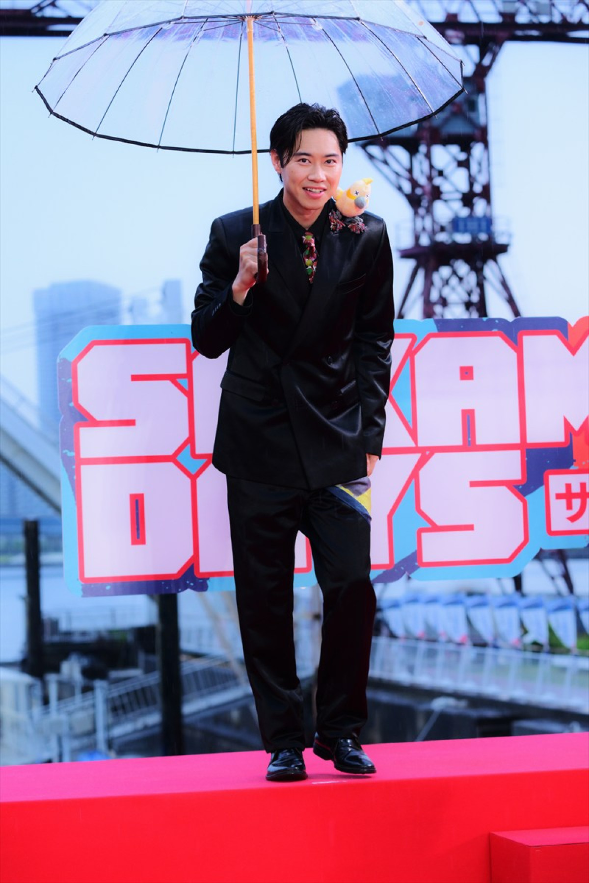 Snow Man目黒蓮、一時帰国でレッドカーペットに登場　雨のち虹も出現