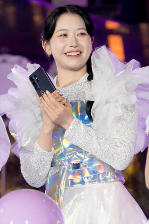 NTTドコモpresents“ナイトグラフィーイルミネーション by Galaxy with ME：I”点灯式に登壇したME：I・MOMONA