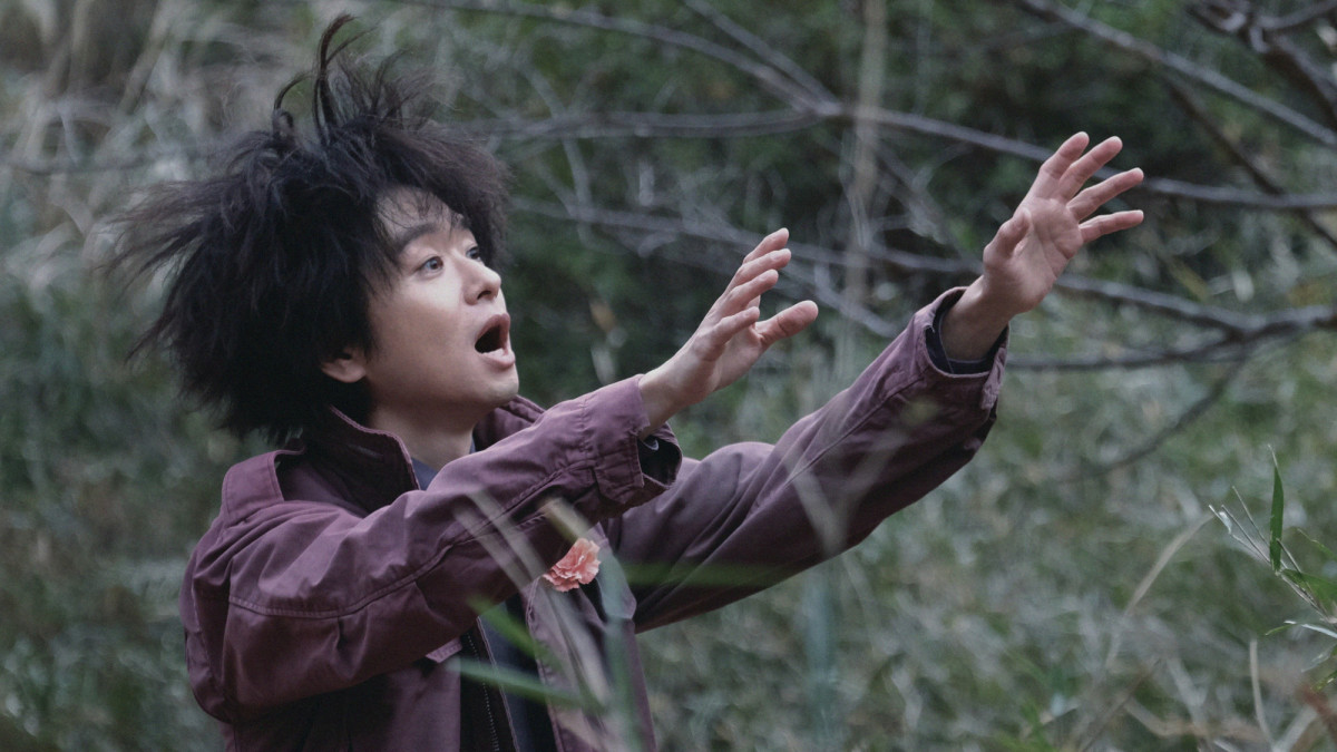 『泉京香は黙らない』場面写真＆新ビジュアル公開　飯豊まりえ＆高橋一生が背中合わせに　