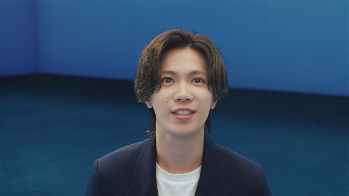 Number_i神宮寺勇太、紺色のスーツ姿でスマートな演技披露　「ムヒベタV液」TVCM登場　