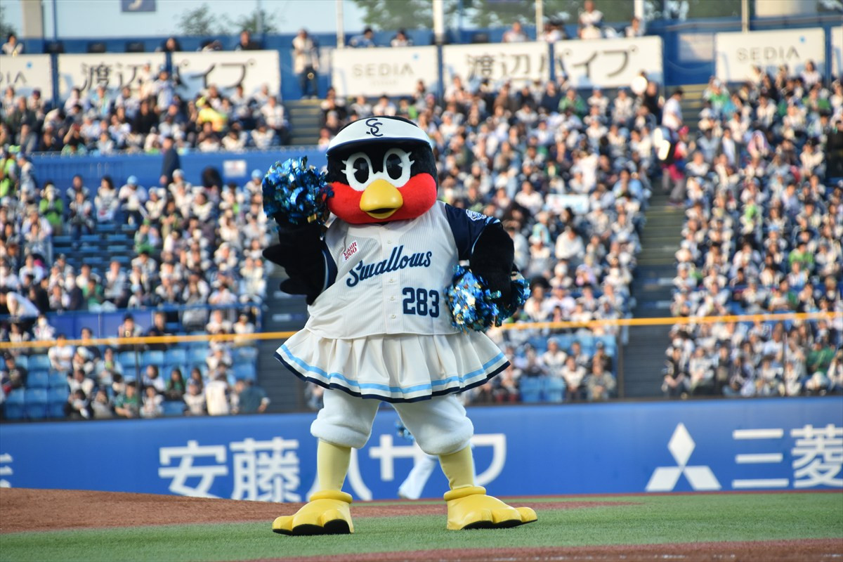 宮野真守、始球式で見事ノーバン　自己採点は「97点」！　マリオポーズで喜び