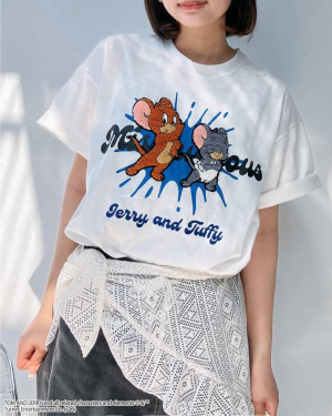 『トムとジェリー』×「AS KNOW AS」がコラボ！　キーホルダー付き“刺しゅうTシャツ”を展開