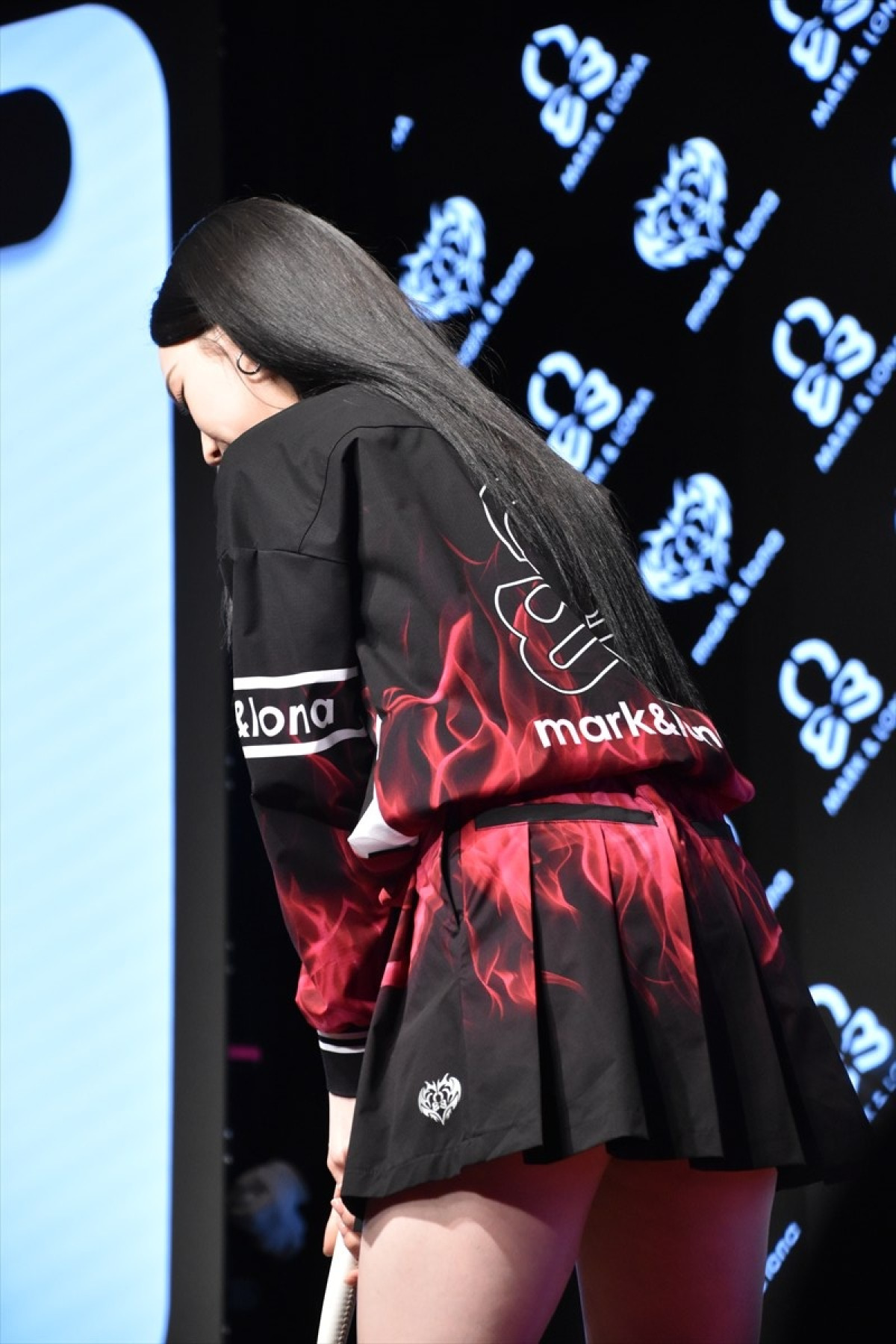 aespa・KARINA、黒とピンクのゴルフウェア姿で登場　『MARK ＆ LONA』新ブランドアンバサダー就任